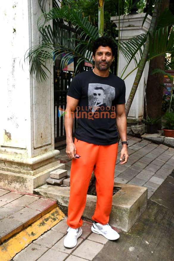 photos farhan akhtar spotted at a dental clinic 4