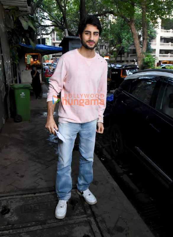photos ibrahim ali khan snapped in bandra 3