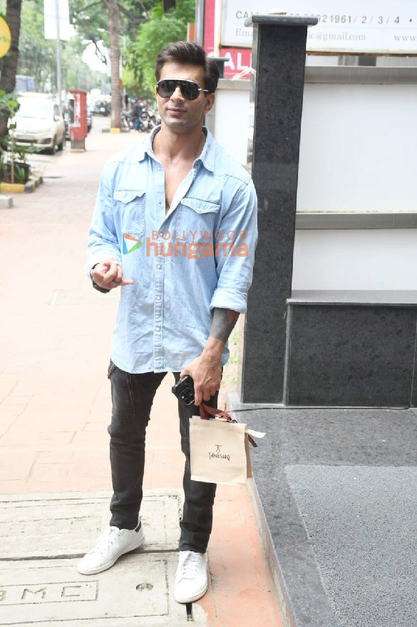 photos karan singh grover spotted at a store in mumbai 4
