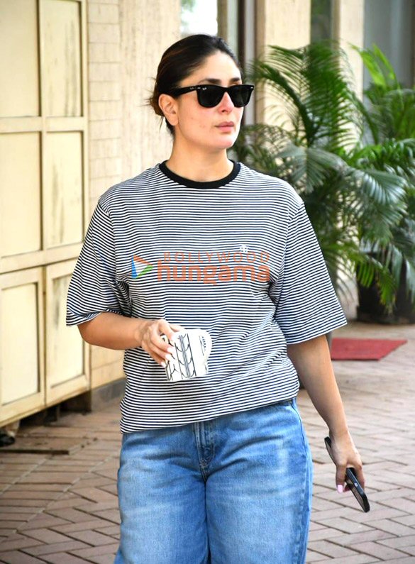photos kareena kapoor khan snapped outside her residence 3 3