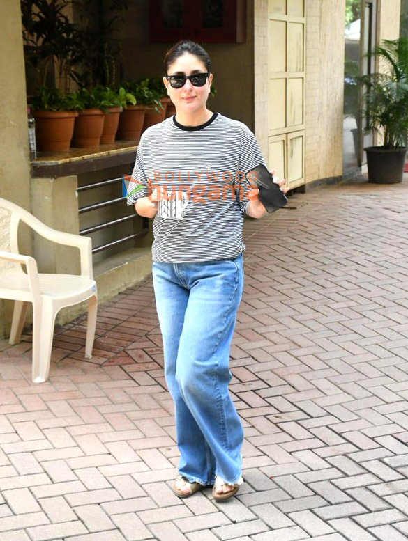 photos kareena kapoor khan snapped outside her residence 4 3