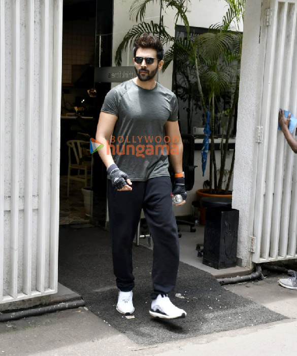 Photos: Kartik Aaryan snapped outside the gym in Juhu Photos: Kartik Aaryan snapped outside the gym in Juhu