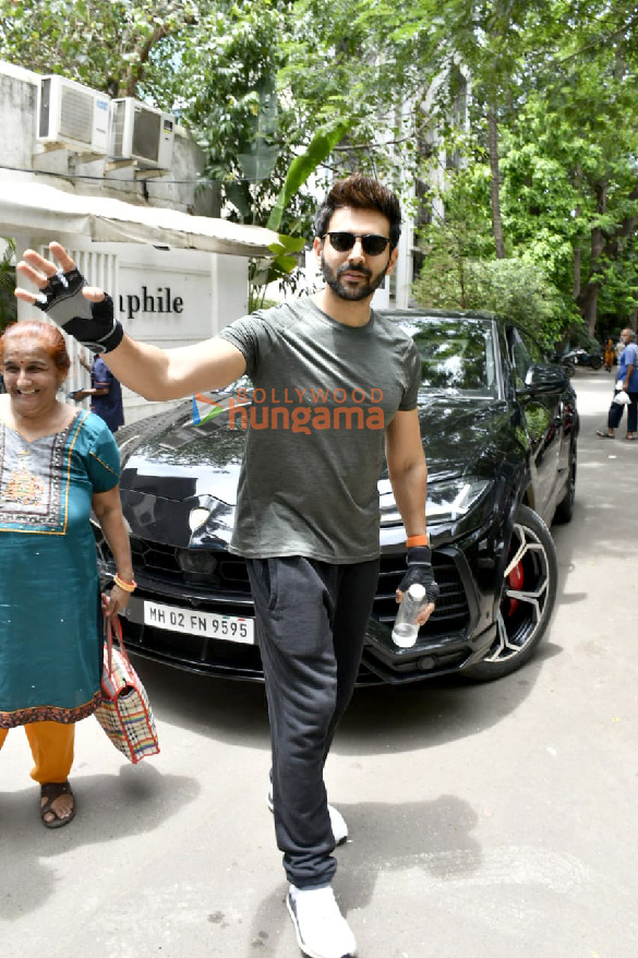 photos kartik aaryan snapped outside the gym in juhu 4
