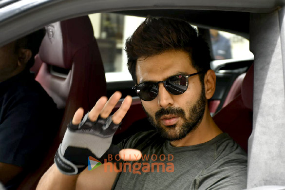photos kartik aaryan snapped outside the gym in juhu 6