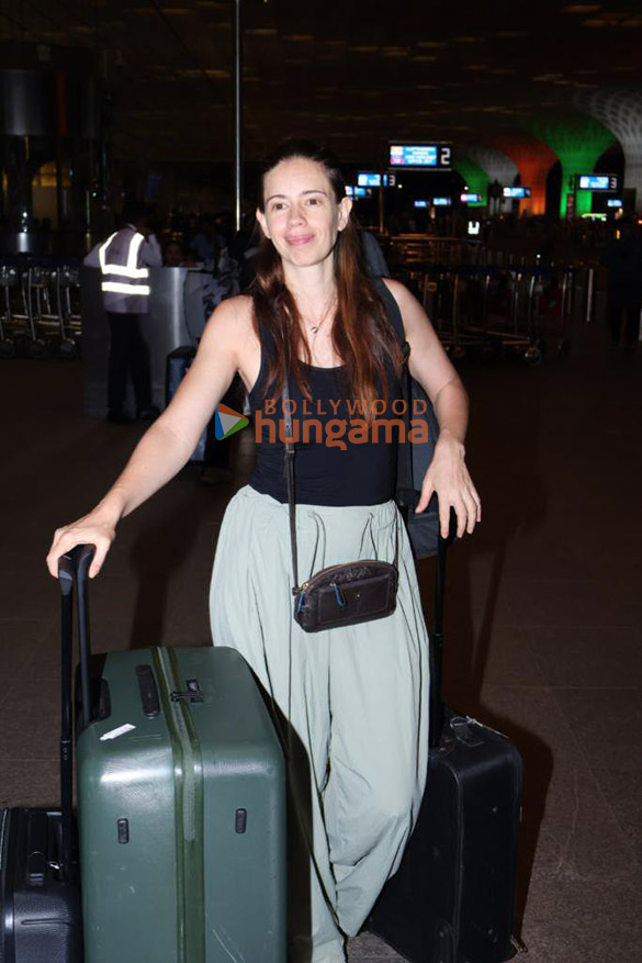photos kriti sanon nupur sanon kalki koechlin and hansika motwani snapped at the airport 2