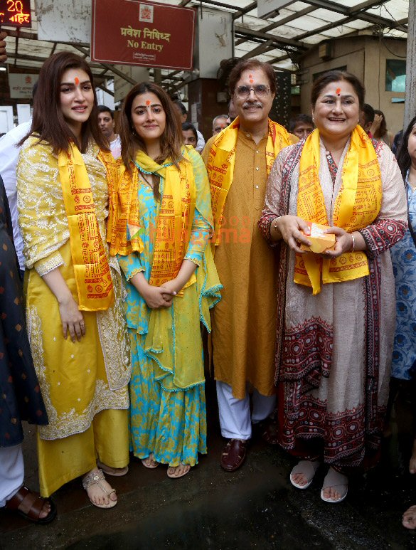 Photos: Kriti Sanon snapped at Siddhivinak Temple with her family