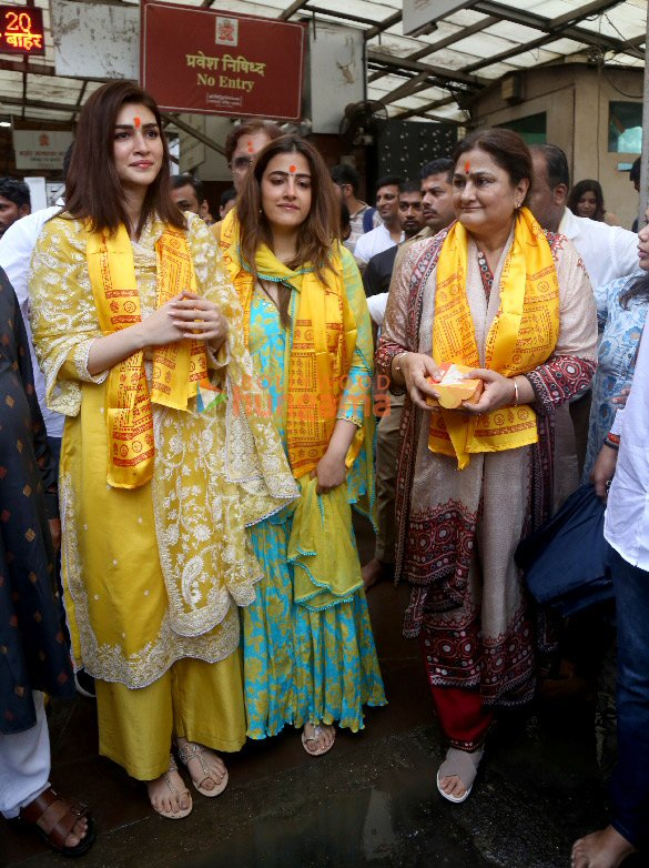 photos kriti sanon snapped at siddhivinak temple with her family 2