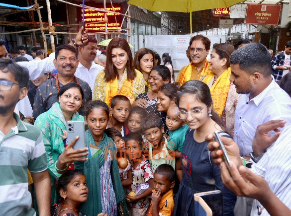 photos kriti sanon snapped at siddhivinak temple with her family 4