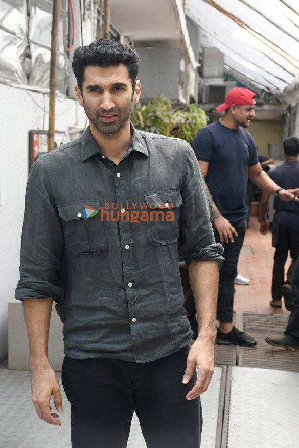 photos malang star cast snapped at izumi restaurant bandra 5