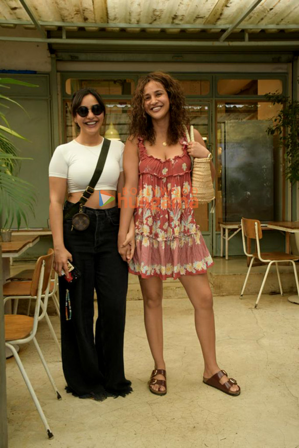 photos neha sharma and aisha sharma snapped in bandra 2 4