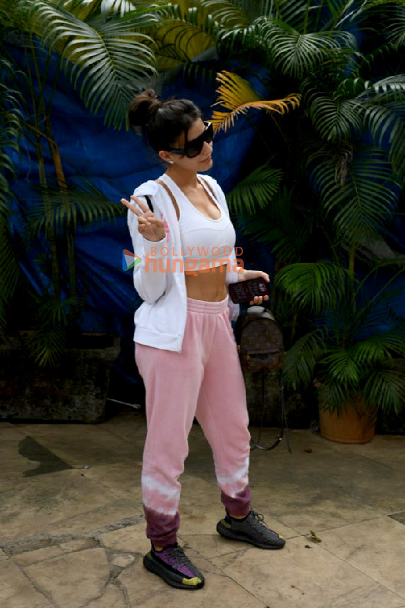 photos nora fatehi snapped at a dance class in santacruz 2