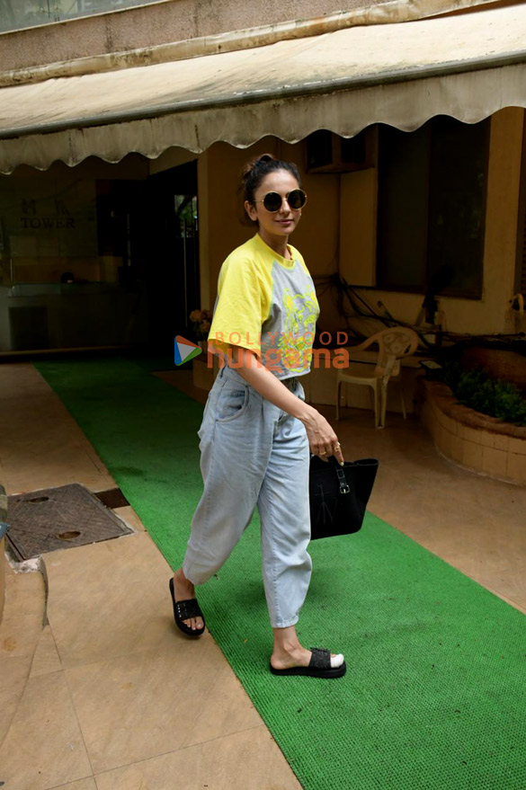 Photos: Rakul Preet Singh snapped in Bandra Photos: Rakul Preet Singh snapped in Bandra