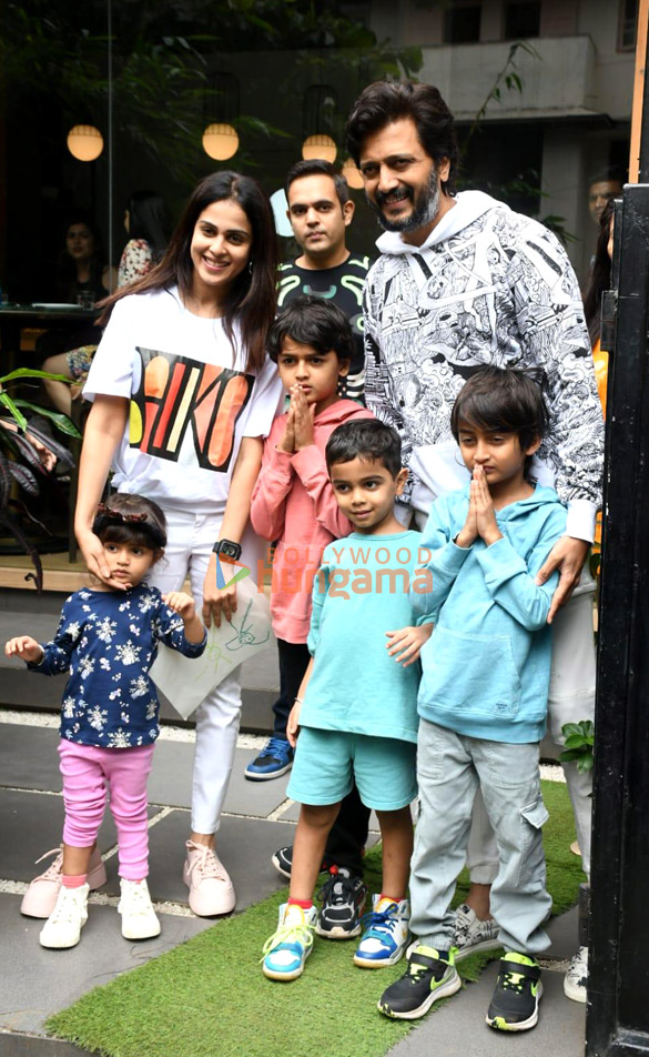 photos riteish deshmukh genelia dsouza farhan akhtar and shibani dandekar snapped at mizu in bandra 1