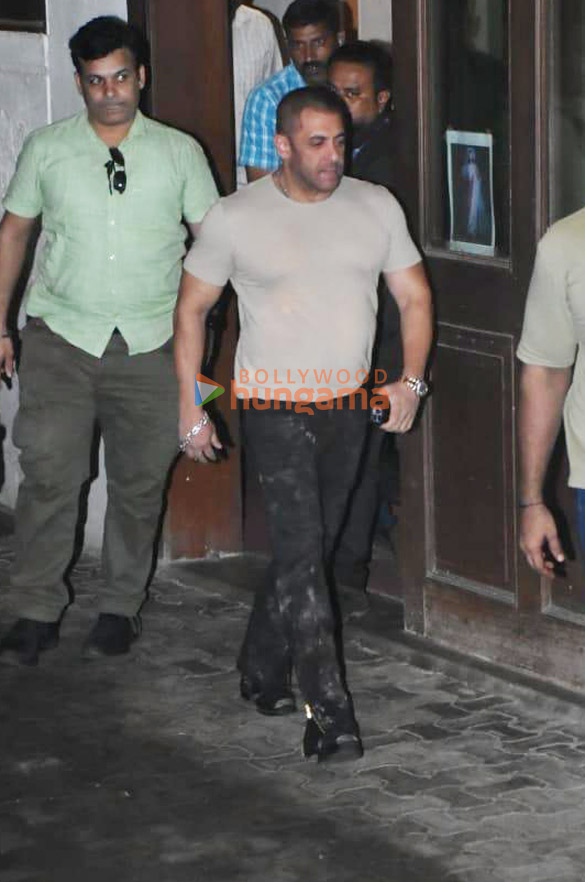 Photos: Salman Khan snapped at a dubbing studio in Bandra Photos: Salman Khan snapped at a dubbing studio in Bandra