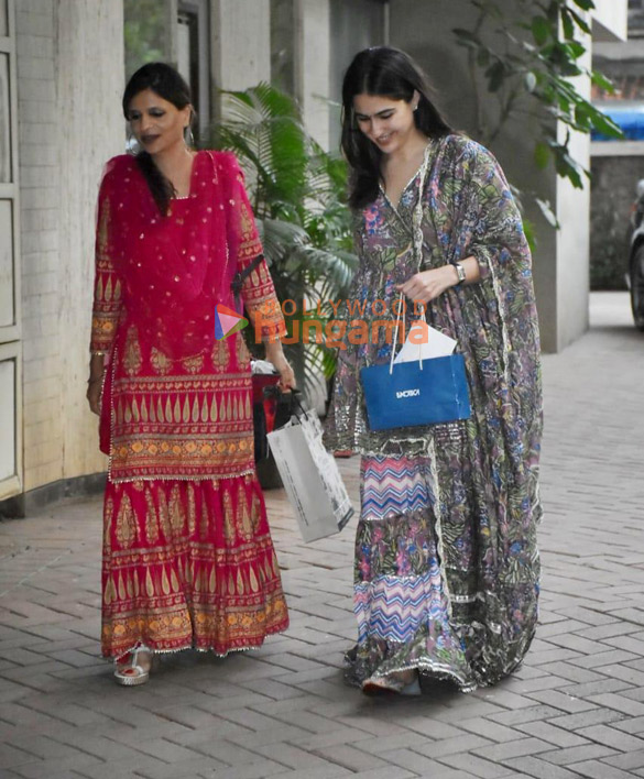 photos sara ali khan soha ali khan and saba ali khan snapped at kareena kapoor khans house in bandra 1