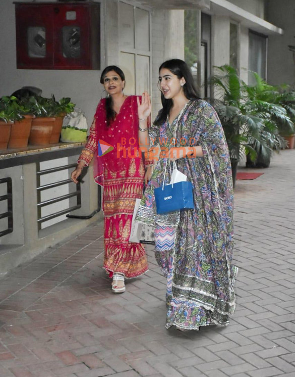 photos sara ali khan soha ali khan and saba ali khan snapped at kareena kapoor khans house in bandra 3
