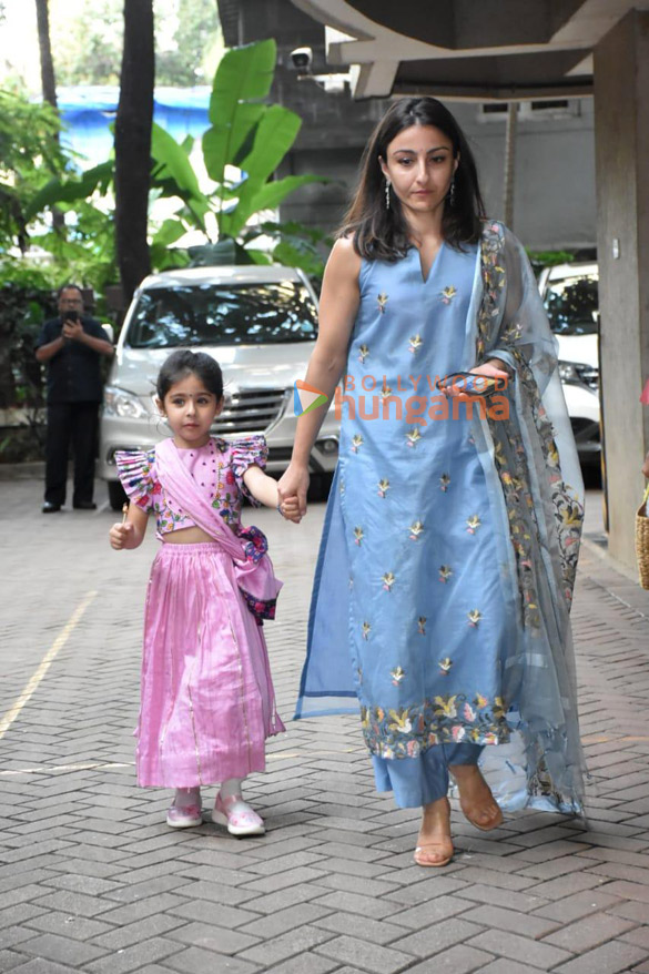 photos sara ali khan soha ali khan and saba ali khan snapped at kareena kapoor khans house in bandra 4