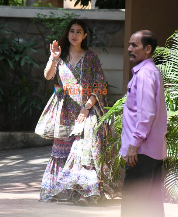 photos sara ali khan spotted at saif ali khans house in bandra 3