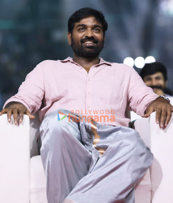 photos shah rukh khan vijay sethupathi and team jawan snapped at audio launch in chennai 9