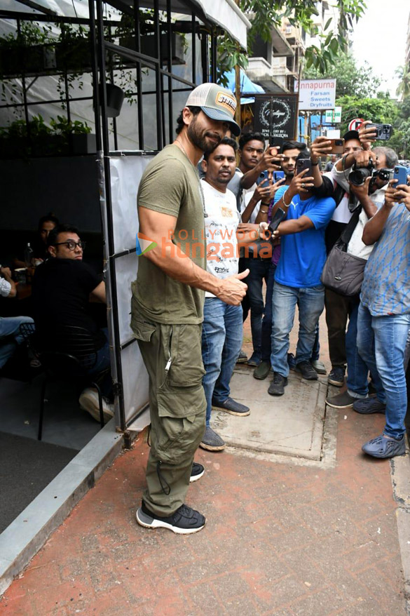 photos shahid kapoor and giorgia andriani snapped in bandra 5