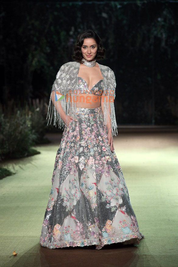 photos shraddha kapoor walks the ramp for rahul mishras at india couture week 2023 3