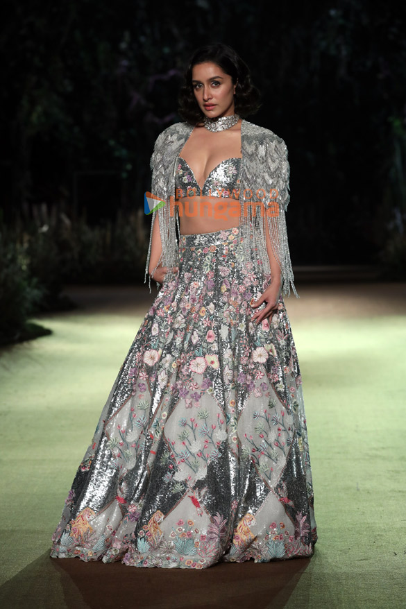 photos shraddha kapoor walks the ramp for rahul mishras at india couture week 2023 4