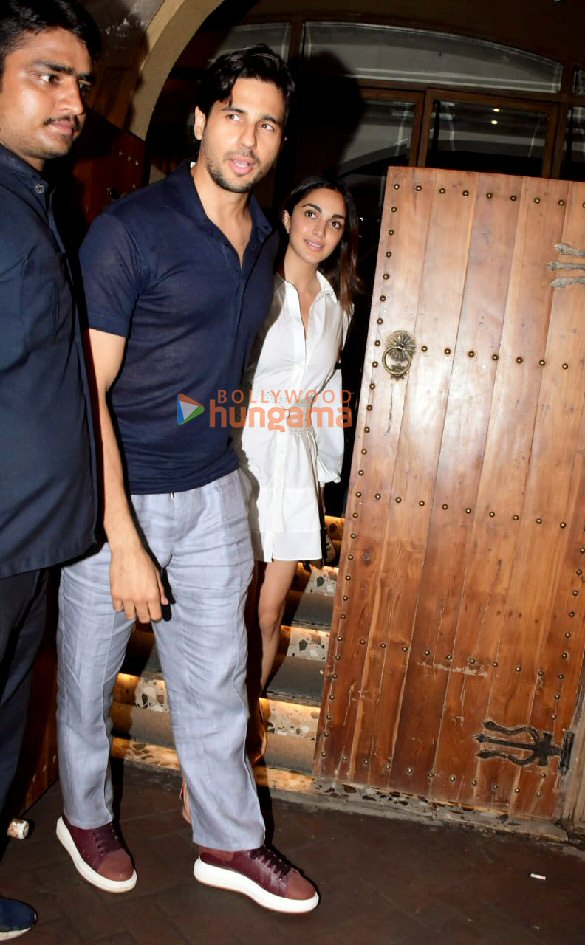 Photos: Sidharth Malhotra and Kiara Advani snapped in Bandra Photos: Sidharth Malhotra and Kiara Advani snapped in Bandra