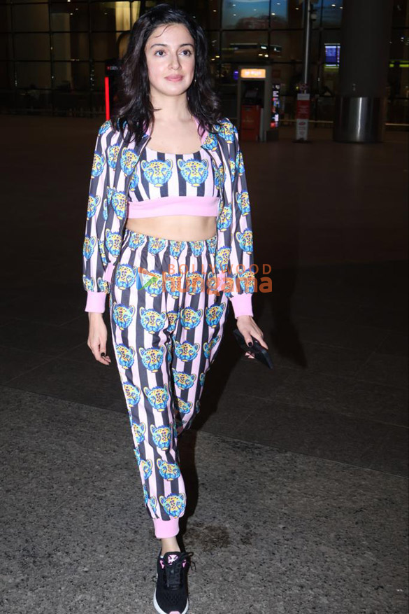 photos sonakshi sinha divya khosla kumar and others snapped at the airport 5