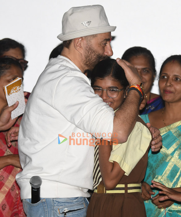 photos sunny deol snapped celebrating rakshabandhan with beti association children during a special gadar 2 screening 77 2