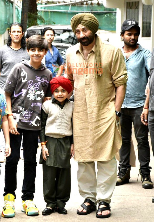 Photos: Sunny Deol snapped with his fans at Sunny Super Sound