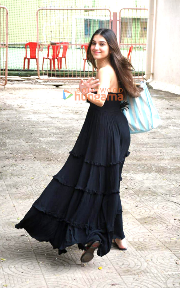 Photos: Tara Sutaria snapped in Khar Photos: Tara Sutaria snapped in Khar