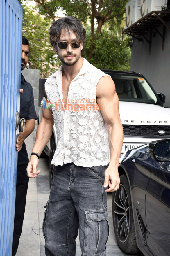 photos tiger shroff snapped at pooja entertainments office in juhu 5