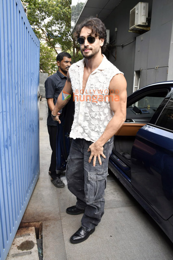 photos tiger shroff snapped at pooja entertainments office in juhu 6