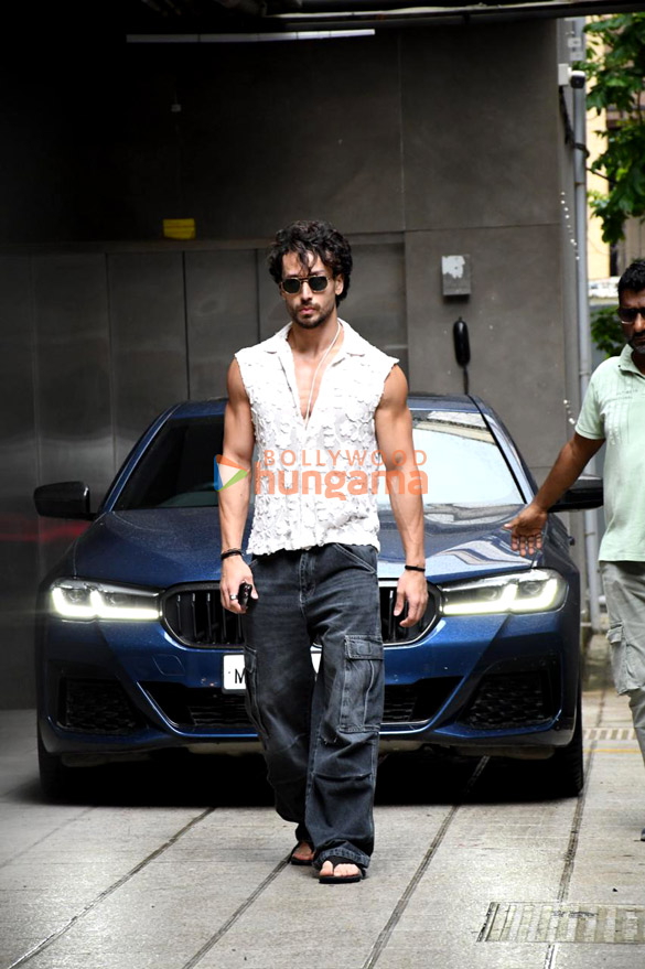 photos tiger shroff snapped in khar 1