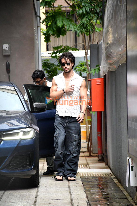 photos tiger shroff snapped in khar 2