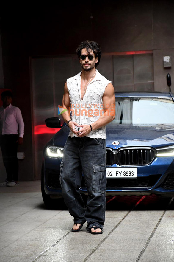 Photos: Tiger Shroff snapped in Khar Photos: Tiger Shroff snapped in Khar