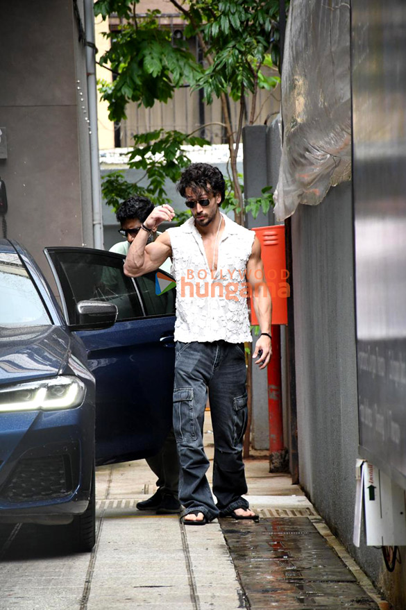 photos tiger shroff snapped in khar 4