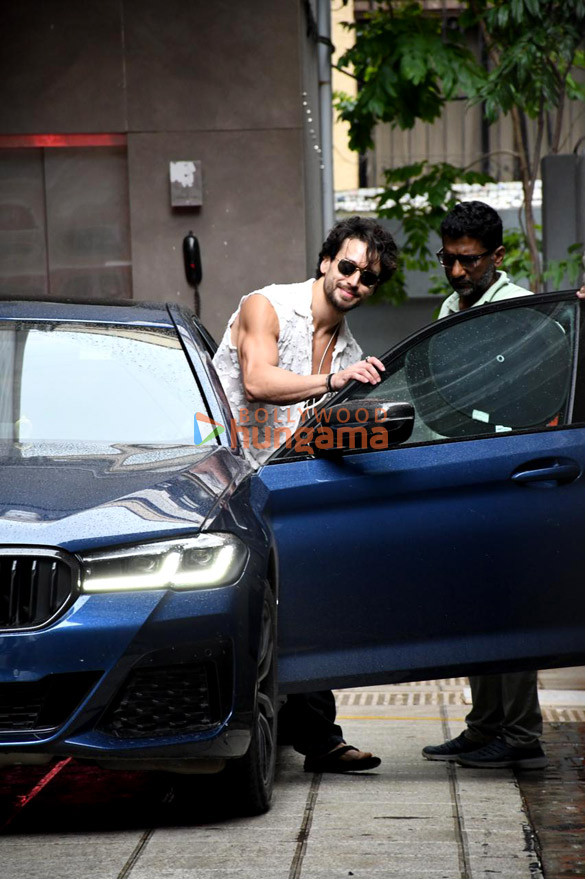 photos tiger shroff snapped in khar 6
