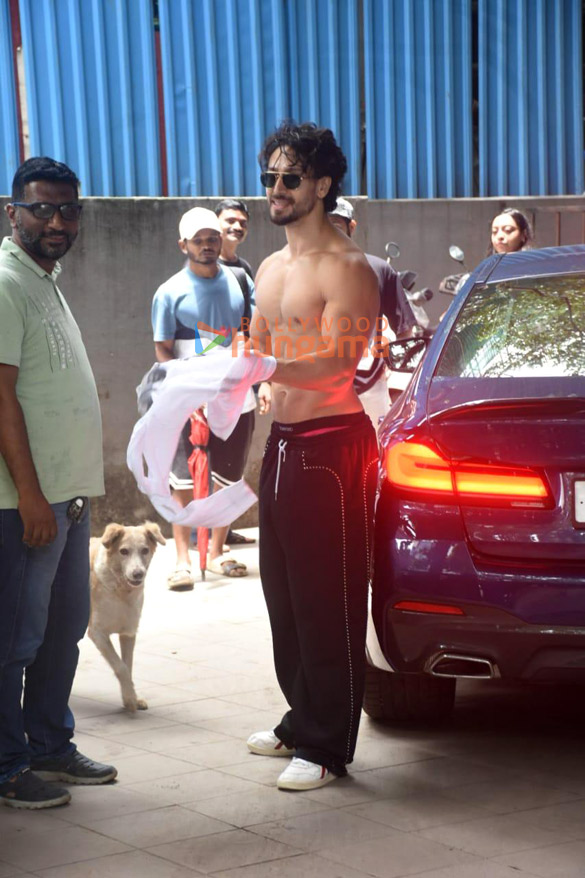 photos tiger shroff snapped shirtless 3
