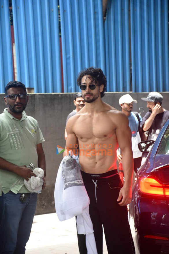 photos tiger shroff snapped shirtless 4