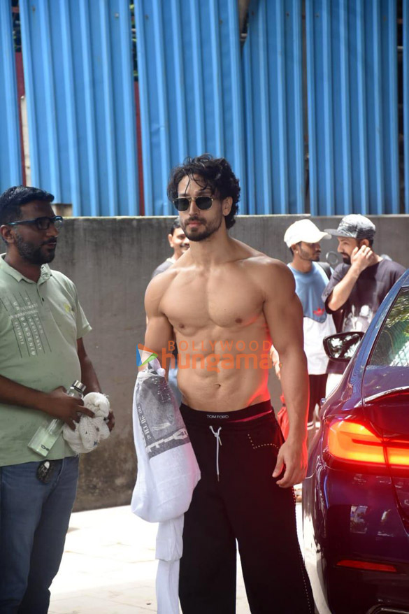 photos tiger shroff snapped shirtless 5