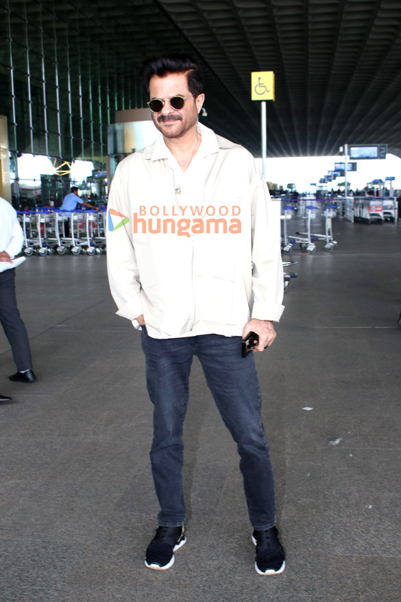 photos vaani kapoor saif ali khan anushka sharma and others snapped at the airport 4