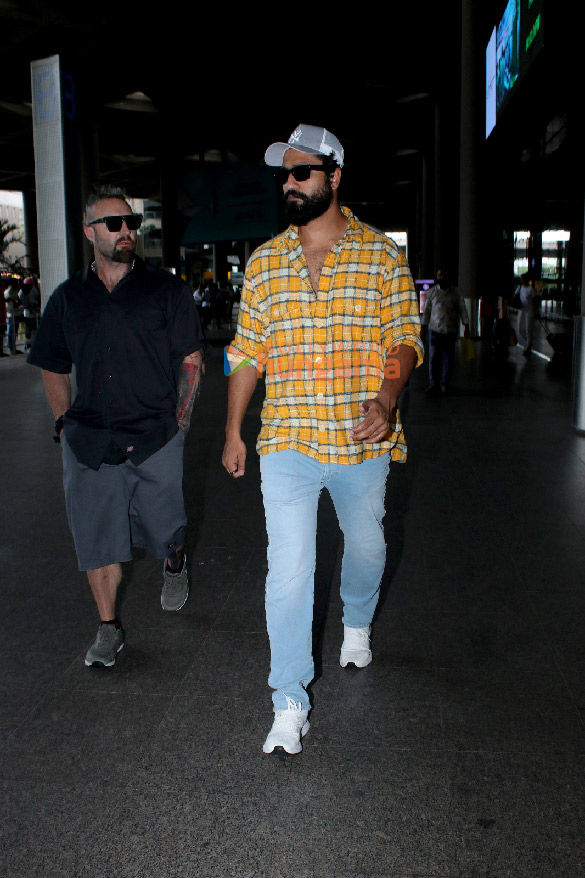 photos vicky kaushal snapped in airport 1