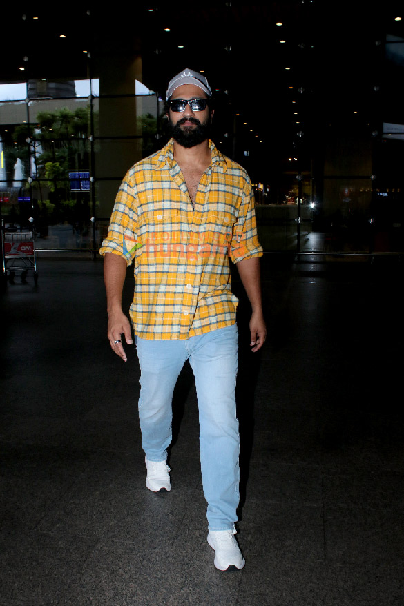photos vicky kaushal snapped in airport 3