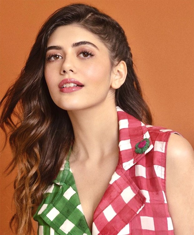 Sanjana Sanghi is colour-blocking her way in dual toned trench dress