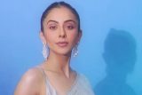 A starry affair! Rakul Preet Singh slays in a shimmer saree
