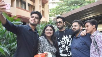 Ayushmann Khurrana’s fans celebrate Dream Girl 2’s success; surprise him with mithai!