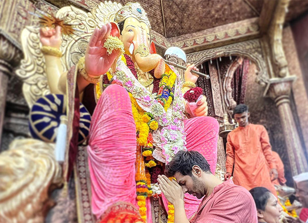 Kartik Aaryan kickstarts Ganeshotsava by seeking blessings from Lalbaugcha Raja