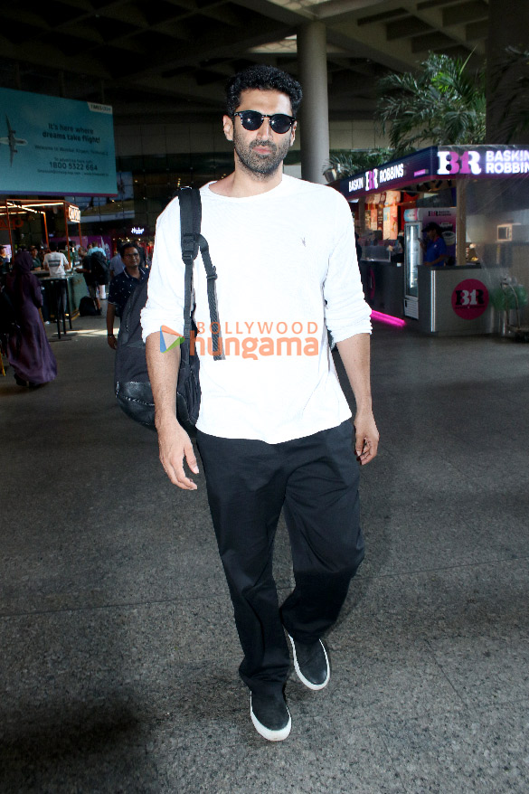 photos aditya roy kapur ananya panday and saif ali khan snapped at the airport 4