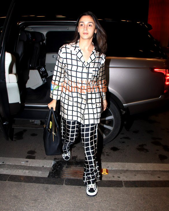 photos alia bhatt snapped at the airport 2 6